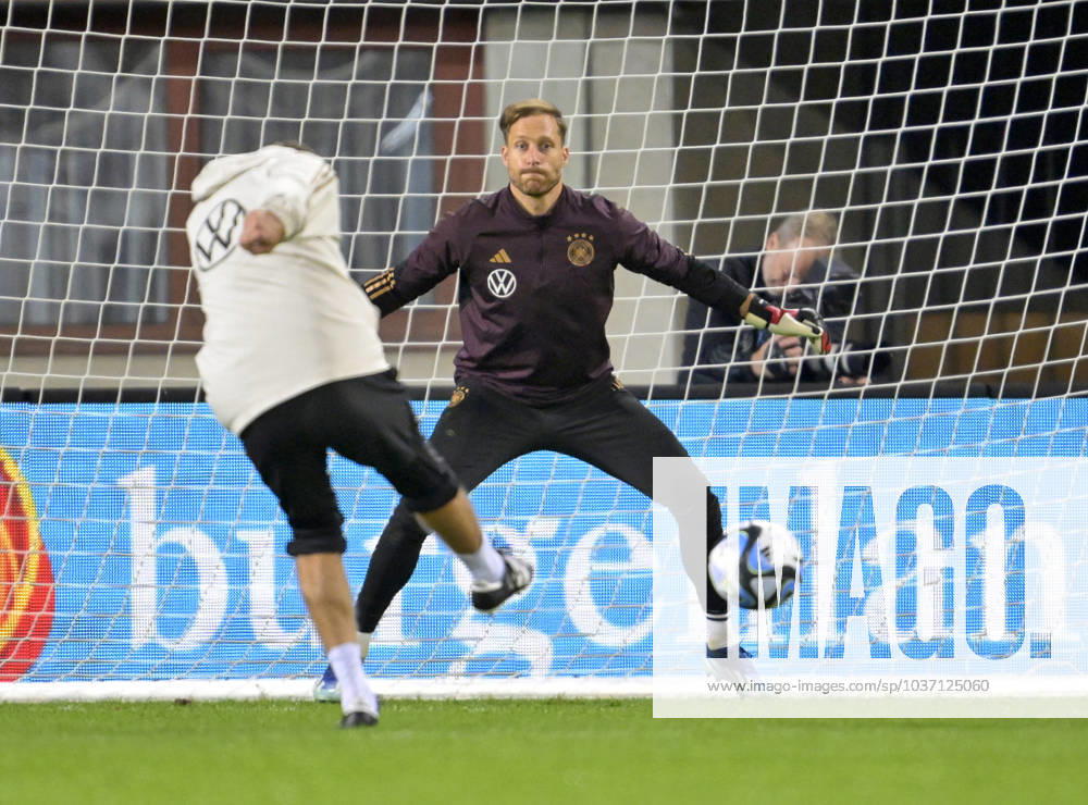Fussball, Testspiel 2023 24, Österreich - Deutschland, Training der DFB-Nationalmannschaft am Tag vor dem Länderspiel im Ernst Happel Stadion Wien, Torwart Oliver Baumann (Deutschland) konzentriert