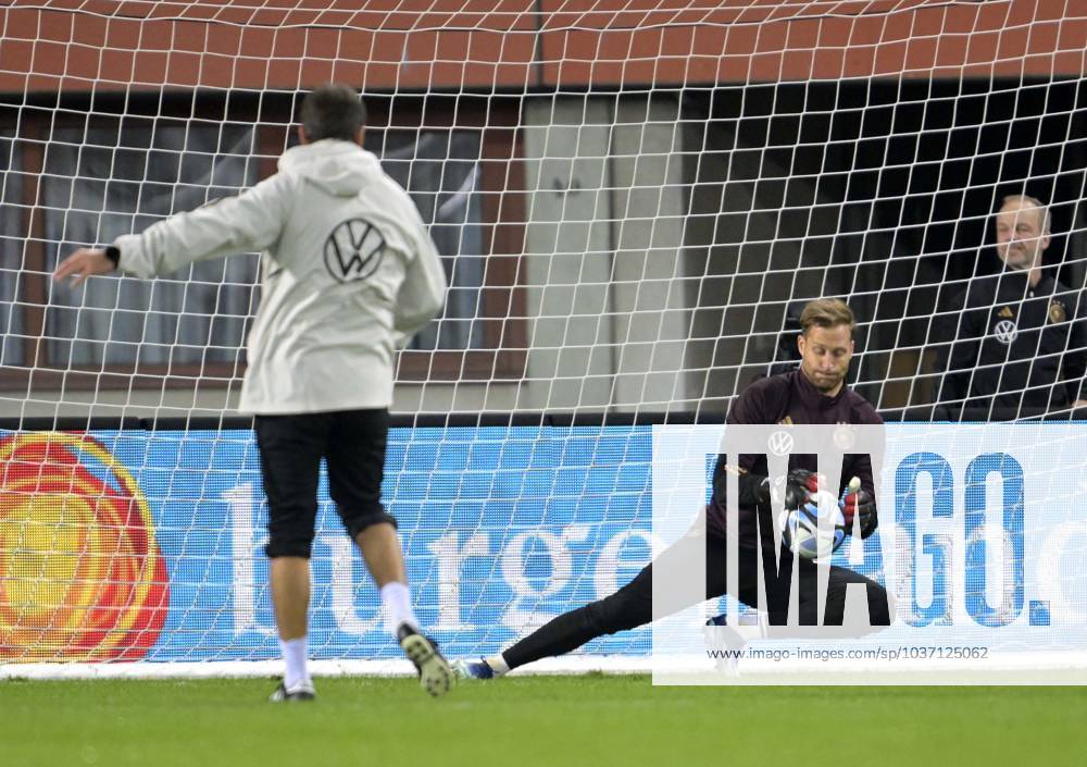 Fussball, Testspiel 2023 24, Österreich - Deutschland, Training der DFB-Nationalmannschaft am Tag vor dem Länderspiel im Ernst Happel Stadion Wien, Torwart Oliver Baumann (Deutschland) in Aktion.