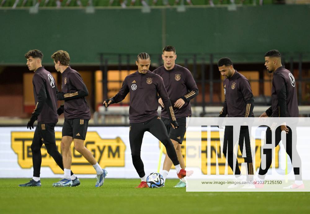 Fussball, Testspiel 2023 24, Österreich - Deutschland, Training der DFB-Nationalmannschaft am Tag vor dem Länderspiel im Ernst Happel Stadion Wien, v.l. Kai Havertz (Deutschland), Thomas Müller (Deutschland), Leroy Sane (Deutschland), Niklas Süle (Deutschland), Serge Gnabry (Deutschland) und Benjamin Henrichs (Deutschland)