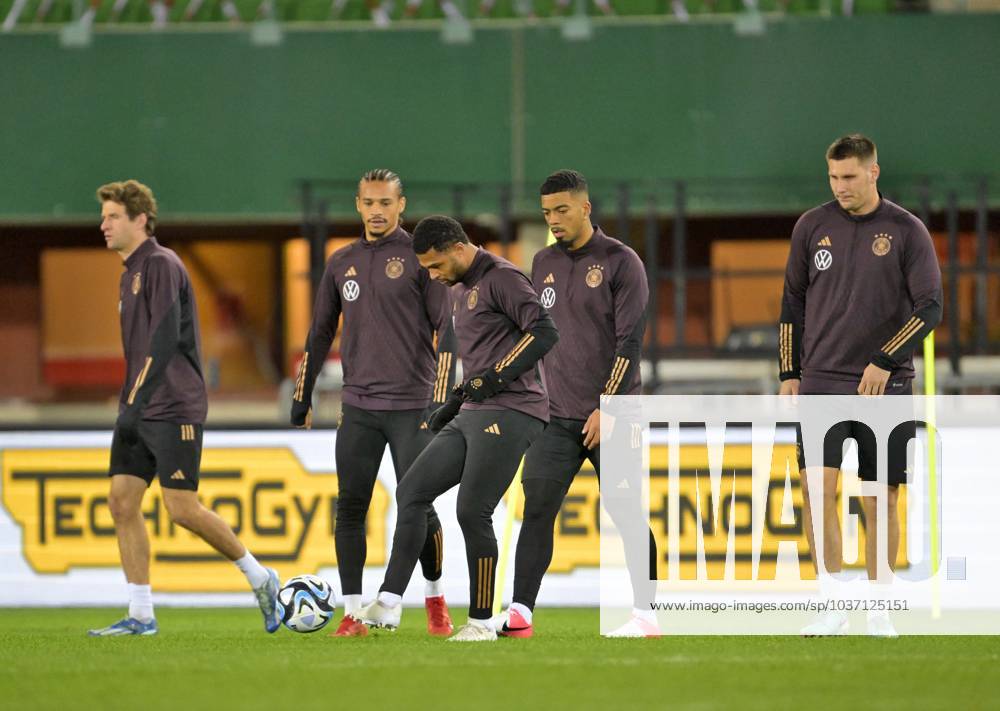 Fussball, Testspiel 2023 24, Österreich - Deutschland, Training der DFB-Nationalmannschaft am Tag vor dem Länderspiel im Ernst Happel Stadion Wien, v.l. Thomas Müller (Deutschland), Leroy Sane (Deutschland), Serge Gnabry (Deutschland) Benjamin Henrichs (Deutschland) und Niklas Süle (Deutschland)