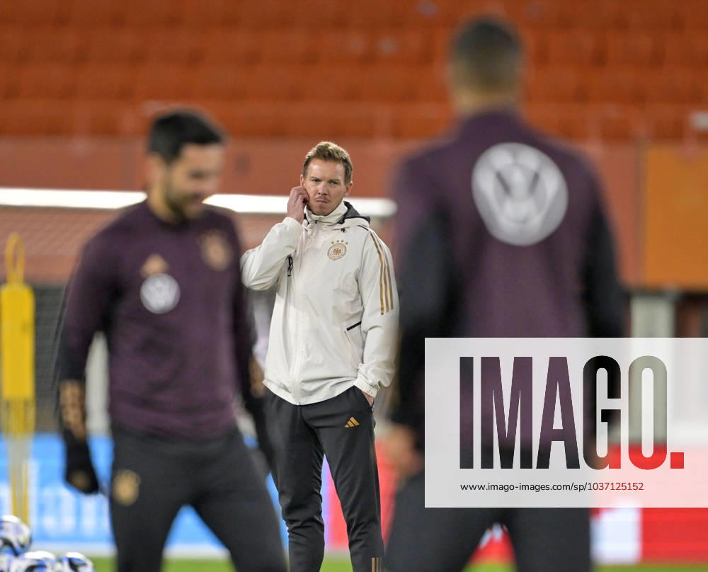 Fussball, Testspiel 2023 24, Österreich - Deutschland, Training der DFB-Nationalmannschaft am Tag vor dem Länderspiel im Ernst Happel Stadion Wien, Trainer Julian Nagelsmann (Deutschland) nachdenklich