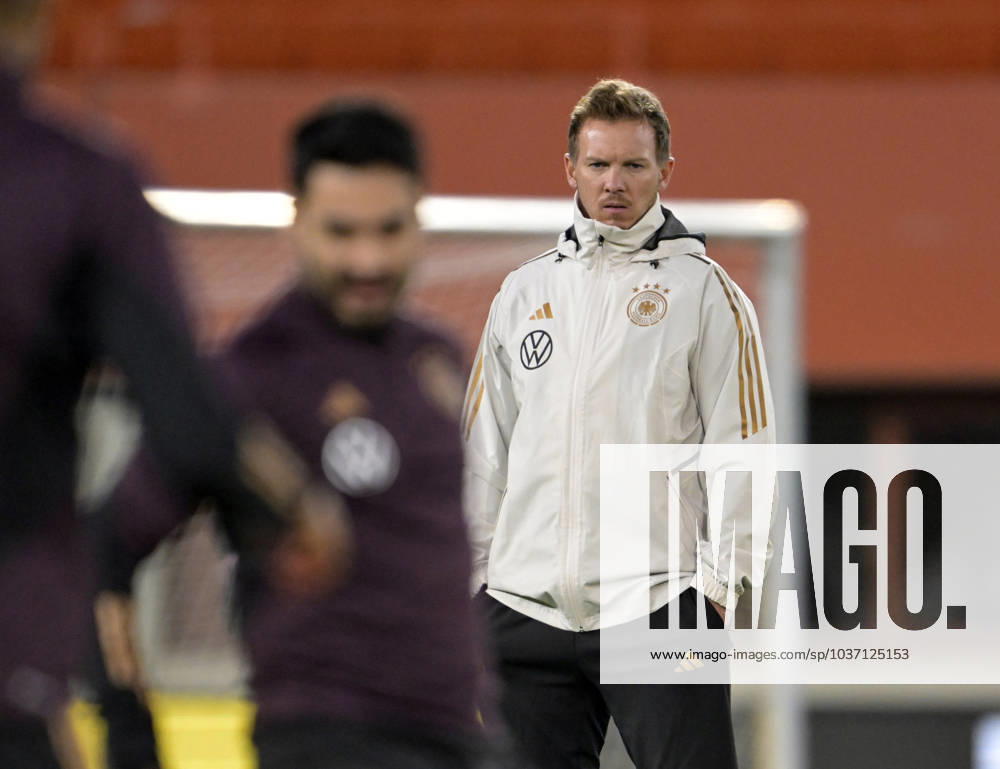 Fussball, Testspiel 2023 24, Österreich - Deutschland, Training der DFB-Nationalmannschaft am Tag vor dem Länderspiel im Ernst Happel Stadion Wien, Trainer Julian Nagelsmann (Deutschland) nachdenklich, Vorne Ilkay Gündogan (Deutschland)