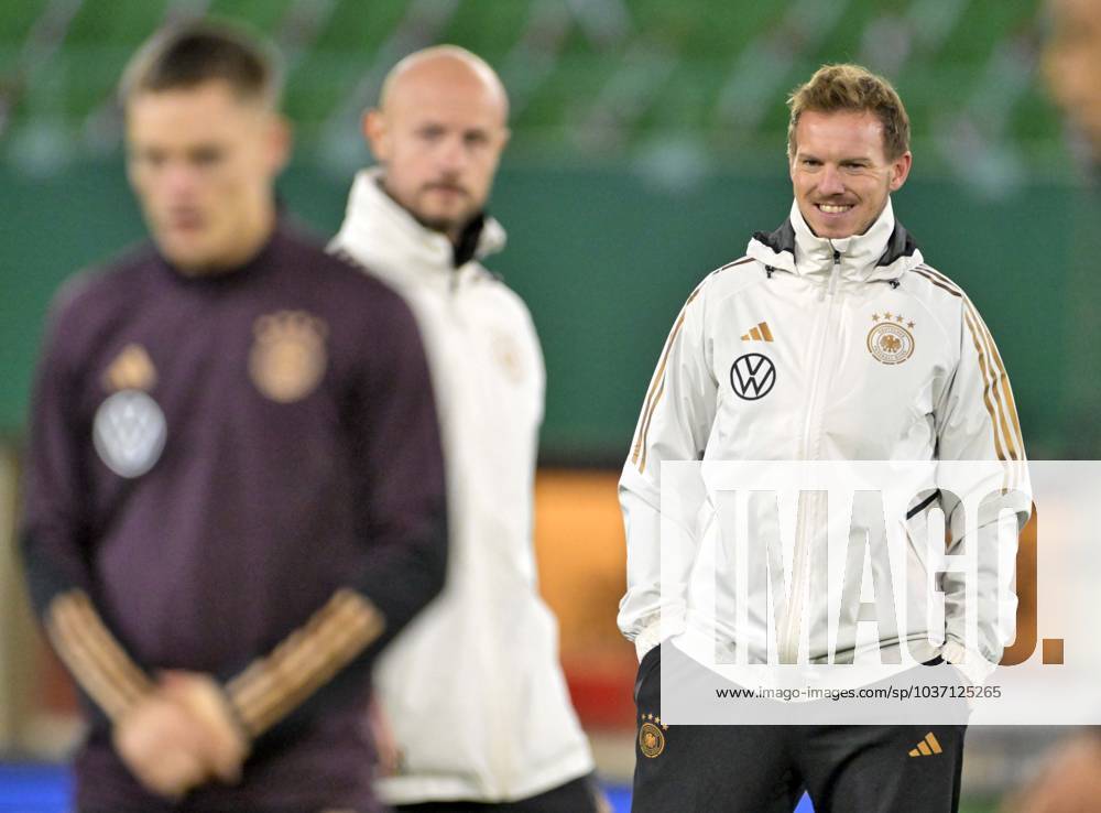 Fussball, Testspiel 2023 24, Österreich - Deutschland, Training der DFB-Nationalmannschaft am Tag vor dem Länderspiel im Ernst Happel Stadion Wien, Trainer Julian Nagelsmann (Deutschland) lächelt