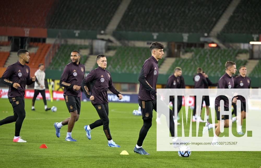 Fussball, Testspiel 2023 24, Österreich - Deutschland, Training der DFB-Nationalmannschaft am Tag vor dem Länderspiel im Ernst Happel Stadion Wien, v.l. Benjamin Henrichs (Deutschland), Jonathan Tah (Deutschland), Florian Wirtz (Deutschland) und Kai Havertz (Deutschland)