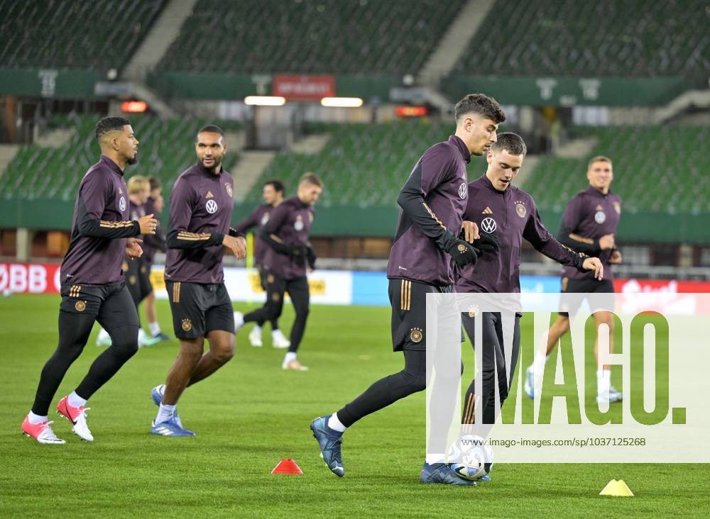 Fussball, Testspiel 2023 24, Österreich - Deutschland, Training der DFB-Nationalmannschaft am Tag vor dem Länderspiel im Ernst Happel Stadion Wien,v.l. Benjamin Henrichs (Deutschland), Jonathan Tah (Deutschland), Kai Havertz (Deutschland) und Florian Wirtz (Deutschland)