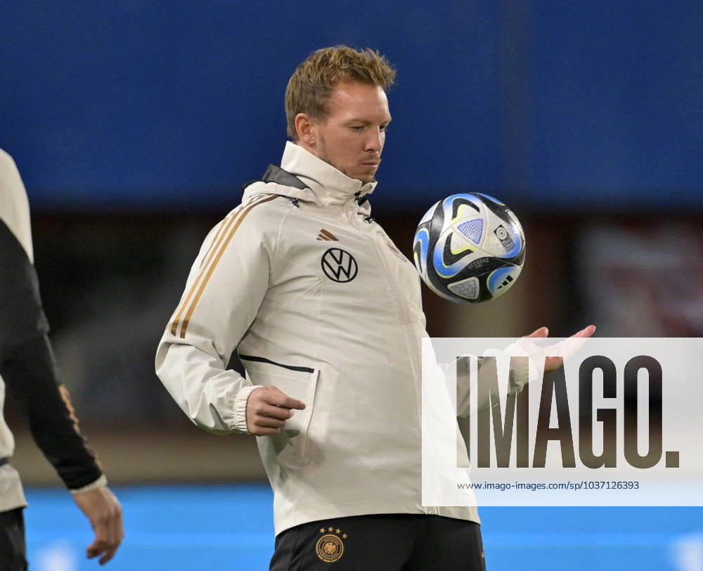 Fussball, Testspiel 2023 24, Österreich - Deutschland, Training der DFB-Nationalmannschaft am Tag vor dem Länderspiel im Ernst Happel Stadion Wien, Trainer Julian Nagelsmann (Deutschland) am Ball.