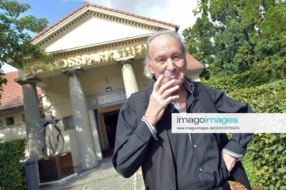 Jahres PK SchlossparkTheater Michael Mendl beim Rauchen Fototermin nach der Jahres PK im SchlossParkTheater in Berlin am 31.08.2020