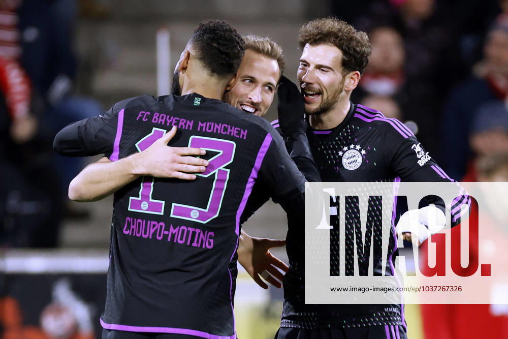 KANE Harry Team FC Bayern Muenchen jubelt nach seinem Tor mit CHOUPO MOTING Eric und GORETZKA Leon DFL Fussball Bundesliga Saison 2023 - 2024 Spiel 1.FC Koeln - FC Bayern Muenchen 0 : 1 am 24.11.2023 in Koeln DFL REGULATIONS PROHIBIT ANY USE OF PHOTOGRAPHS as IMAGE SEQUENCES and or QUASI-VIDEO