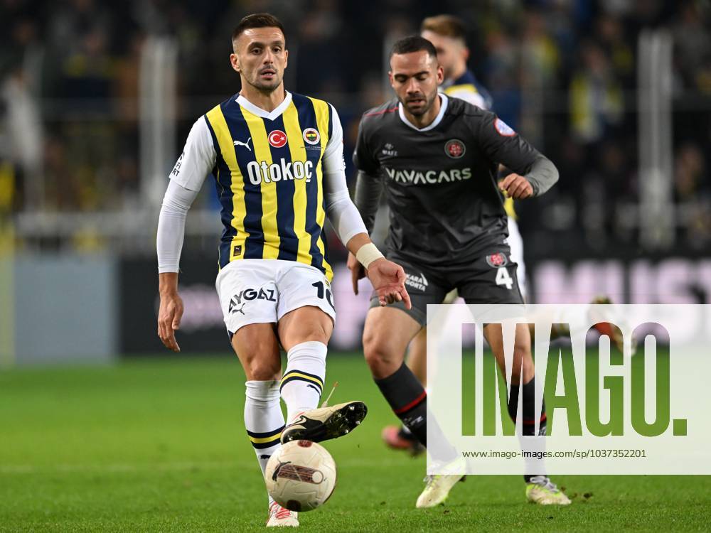 ISTANBUL - (l-r) Dusan Tadic of Fenerbahce SK, Davide Biraschi of Vavacars Fatih Karagumruk during the Turkish Superlig match between Fenerbahce AS and Fatih Karagumruk at Ulker Fenerbahce Sukru Saracoglu Stadium on November 25, 2023 in Istanbul, Turkey. ANP Hollandse Hoogte Gerrit van Keulen Turkish Superlig 2023 2024 ANPxSportx xGerritxvanxKeulenxIVx 484801529 originalFilename: 484801529