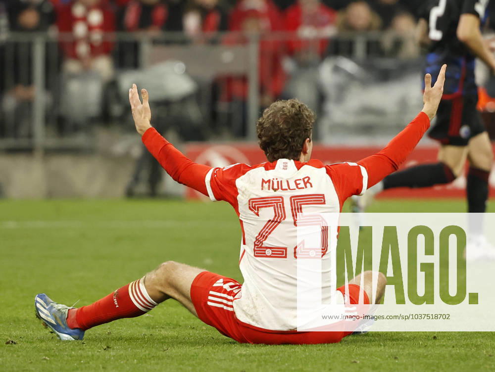 CL, Champions League, FC Bayern Muenchen vs FC Kopenhagen, Allianz Arena Muenchen, Fussball, im Bild: Thomas Mueller (FC Bayern Muenchen) mit Referee nicht einverstanden
