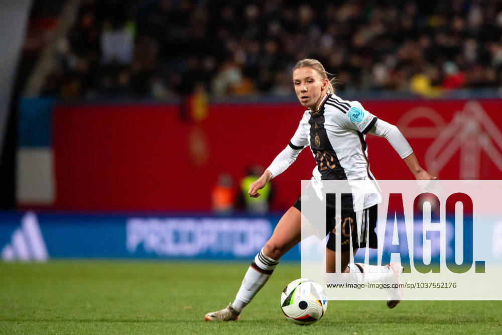 Elisa Senß (Deutschland, 20) am Ball, GER, Deutschland (GER) vs Dänemark (DEN), UEFA Frauen Fussball Nations League, Liga A, 5. Spieltag, 01.12.2023 DFB DFL regulations prohibit any use of photographs as image sequences and or quasi-video GER, Deutschland (GER) vs Dänemark (DEN), UEFA Frauen Fussball Nations League, Liga A, 5. Spieltag, 01.12.2023 Rostock