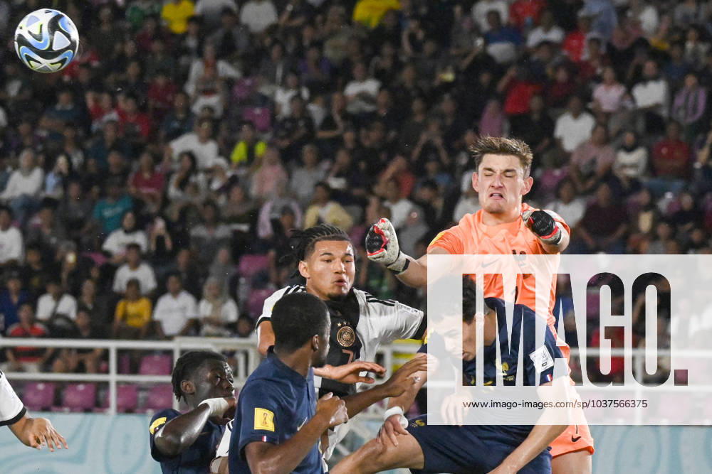 Fußball, FIFA U17 WM, Deutschland - Frankreich (231202) -- SURAKARTA, Dec. 2, 2023 -- Paul Argney (1st R), goalkeeper of France, saves the ball during the final match between Germany and France at the FIFA World Cup, WM, Weltmeisterschaft, Fussball U17, U 17 at Manahan Stadium in Surakarta, Central Java, Indonesia, Dec. 2, 2023. ) (SP)INDONESIA-SURAKARTA-FIFA-WORLD CUP-U17-FINAL-GER VS FRA AgungxKuncahyaxB.