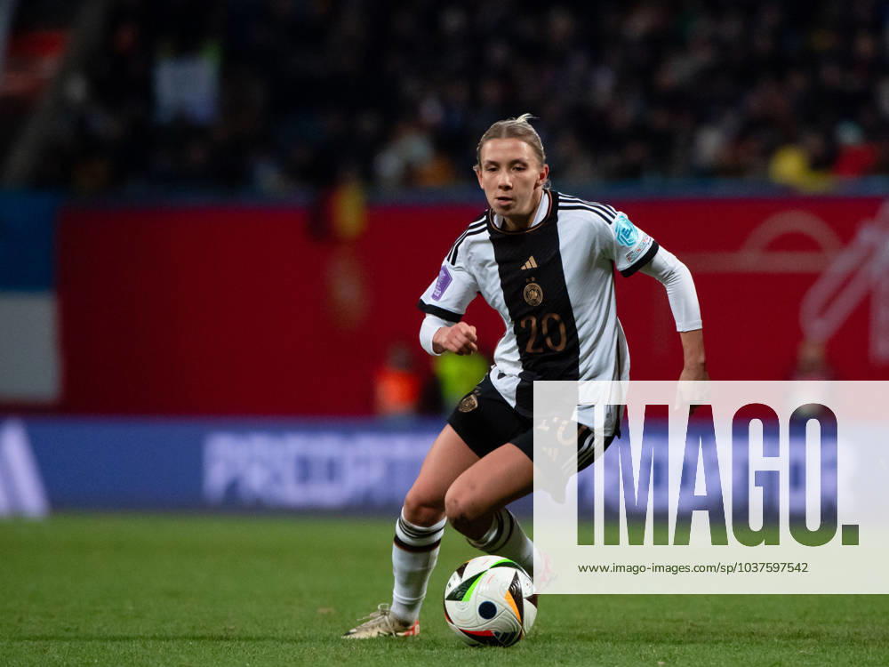 Elisa Senß (Deutschland, 20) am Ball, GER, Deutschland (GER) vs Dänemark (DEN), UEFA Frauen Fussball Nations League, Liga A, 5. Spieltag, 01.12.2023 DFB DFL regulations prohibit any use of photographs as image sequences and or quasi-video GER, Deutschland (GER) vs Dänemark (DEN), UEFA Frauen Fussball Nations League, Liga A, 5. Spieltag, 01.12.2023 Rostock