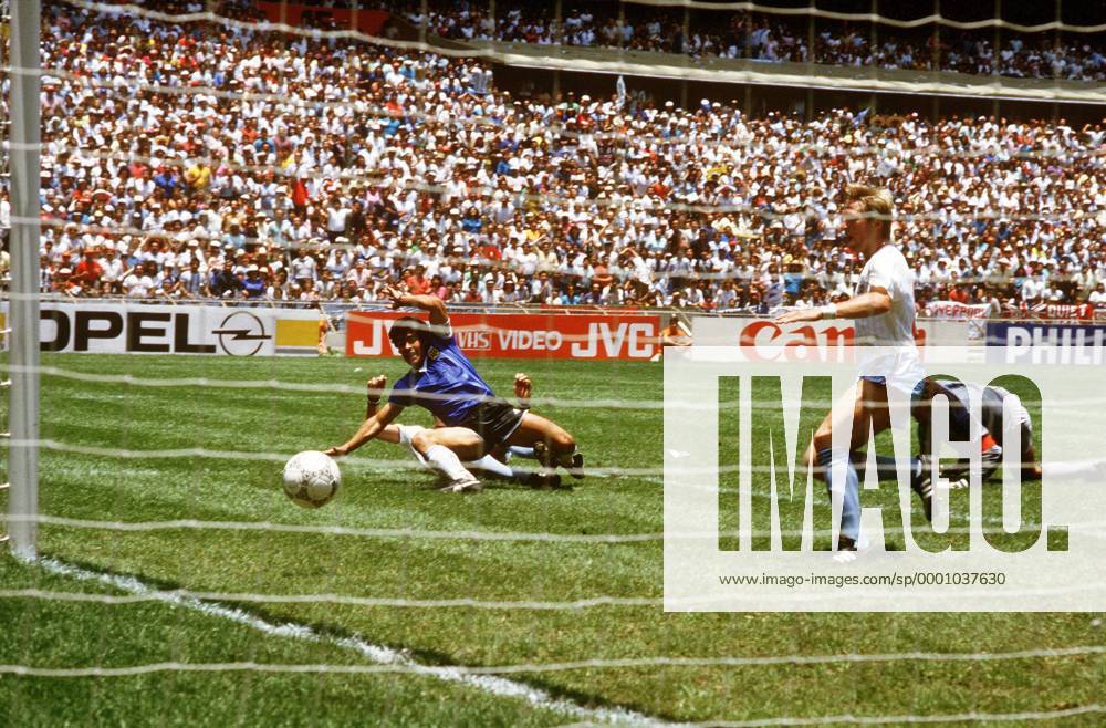 Diego Armando Maradona (li., Argentinien) besorgt nach einem Sololauf über den halben Platz das zwischenzeitliche 2:0, Gary Stevens (England) kann nur noch zuschauen - dieses Tor wurde zum Tor des Jahrhunderts gewählt Fußball WM Herren Weltmeisterschaft 1986, Nationalmannschaft, Nationalteam, Nationaltrikot, Länderspiel, Viertelfinale Gruppe Argentinien - England 2:1 Mexiko-Stadt, Mexico-City, Jahrhunderttor Dynamik,