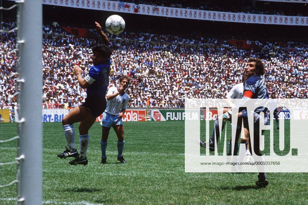 Ikonische Bilder der Sportgeschichte Diego Armando Maradona (li., Argentinien) besorgt gegen Torwart Peter Shilton (England) mit Hilfe der Hand Gottes das zwischenzeitliche 1:0 Fußball WM Herren Weltmeisterschaft 1986, Nationalmannschaft, Nationalteam, Nationaltrikot, Länderspiel, Viertelfinale Gruppe Argentinien - England 2:1, Torhüter, Keeper, Tor, Mexiko-Stadt, Mexico-City, Handtor, Jahrhunderttor Dynamik,