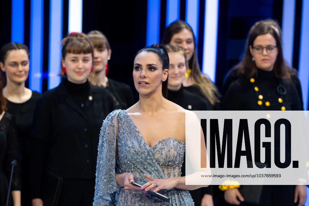 Esther Sedlaczek (Deutschland, Moderatorin), GER, UEFA EURO, EM, Europameisterschaft,Fussball 2024 Final Draw, Auslosung Elbphilharmonie Hamburg, 02.12.2023 GER, UEFA Euro 2024 Final Draw, Auslosung Elbphilharmonie Hamburg, 02.12.2023 Hamburg