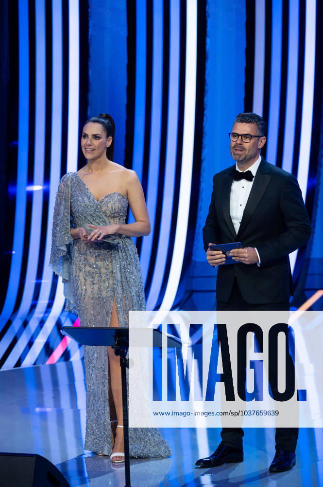 Esther Sedlaczek (Deutschland, Moderatorin), Pedro Pinto (Portugal, UEFA Moderator), GER, UEFA EURO, EM, Europameisterschaft,Fussball 2024 Final Draw, Auslosung Elbphilharmonie Hamburg, 02.12.2023 GER, UEFA Euro 2024 Final Draw, Auslosung Elbphilharmonie Hamburg, 02.12.2023 Hamburg