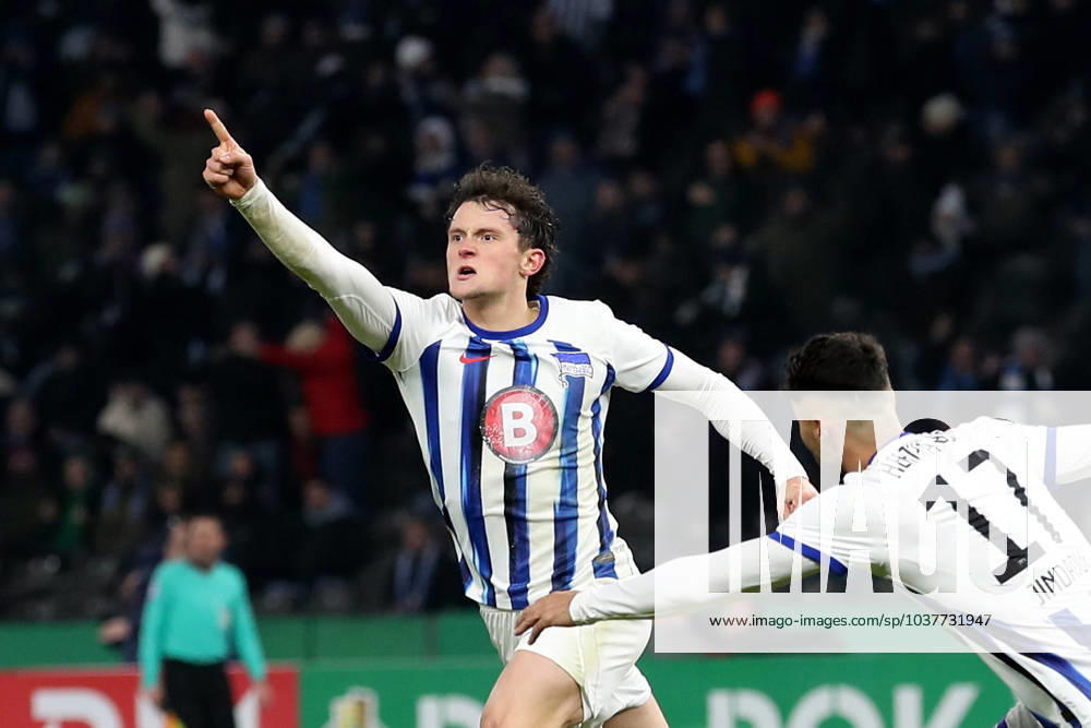 Fussball DFB Pokal 1 8 Finale, Hertha BSC Berlin - Hamburger SV, v.l. Torjubel nach dem Tor zum celebrating the goal celebrate 2:2 durch Fabian Reese (Hertha BSC Berlin) Berlin