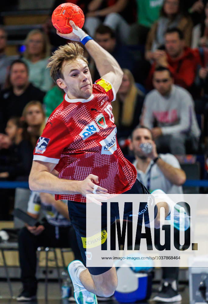 Berlin, 10.12.23, Handball: Bundesliga, Fuechse Berlin - FRISCH AUF! Goeppingen, 16. Spieltag, Max-Schmeling-Halle. Berlins Lasse Andersson wirft den Ball auf das Tor. Fuechse Berlin - FRISCH AUF! Goeppingen
