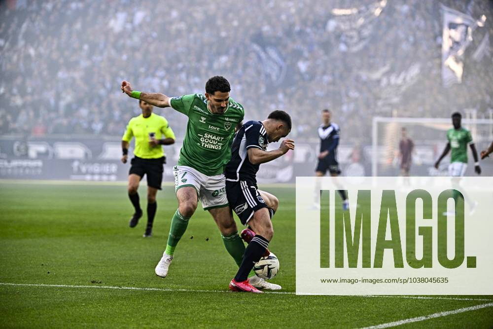 Jeremy Livolant (gir) vs Thomas Moconduit (aase) FOOTBALL : Bordeaux vs St Etienne - 18eme Journee du Championnat de France de Ligue 2 BKT - Bordeaux - 16-12-2023 ThierryBreton Panoramic