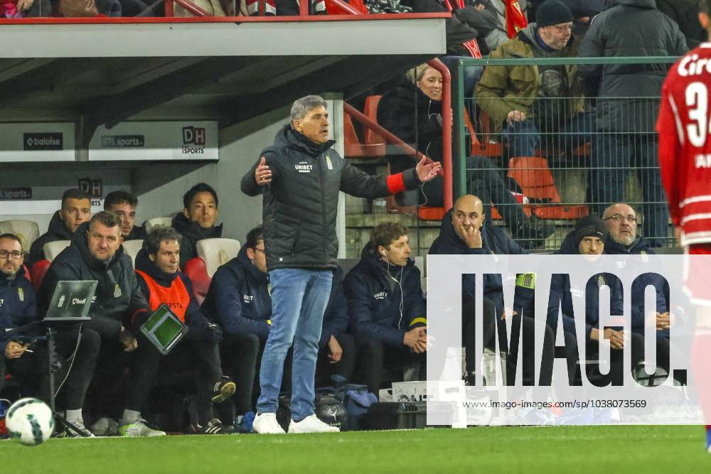 Standard de Liege v Sporting Charleroi - Jupiler Pro League LIEGE, BELGIUM - DECEMBER 16 : Mazzu Felice head coach of Charleroi during the Jupiler Pro League match between Standard de Liege and Sporting Charleroi on December 16, 2023 in Liege, Belgium, 16-12-23 Liege Belgium