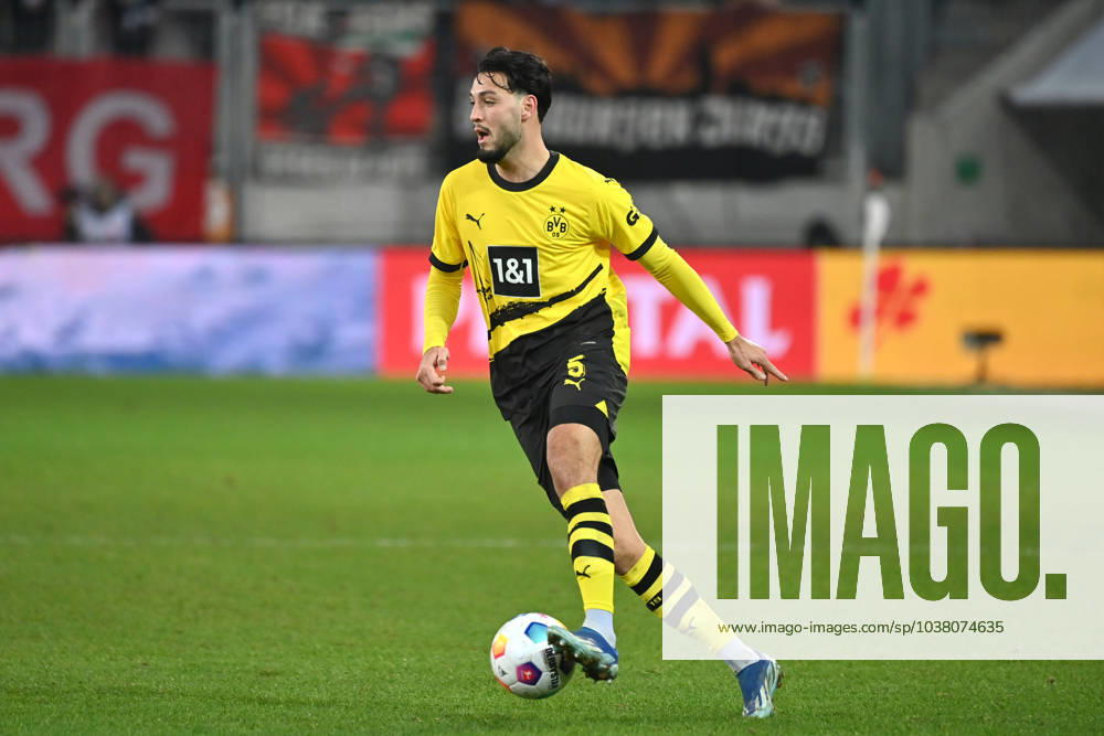 Rami BENSEBAINI (Borussia Dortmund), Aktion,Einzelaktion,Einzelbild,Freisteller, Ganzkoerperaufnahme,ganze Figur Fussball 1. Bundesliga Saison 2023 2024, 15.Spieltag, Spieltag15 FC Augsburg - Borussia Dortmund 1-1, am 16.12.2023 ,WWK Arena Augsburg.
