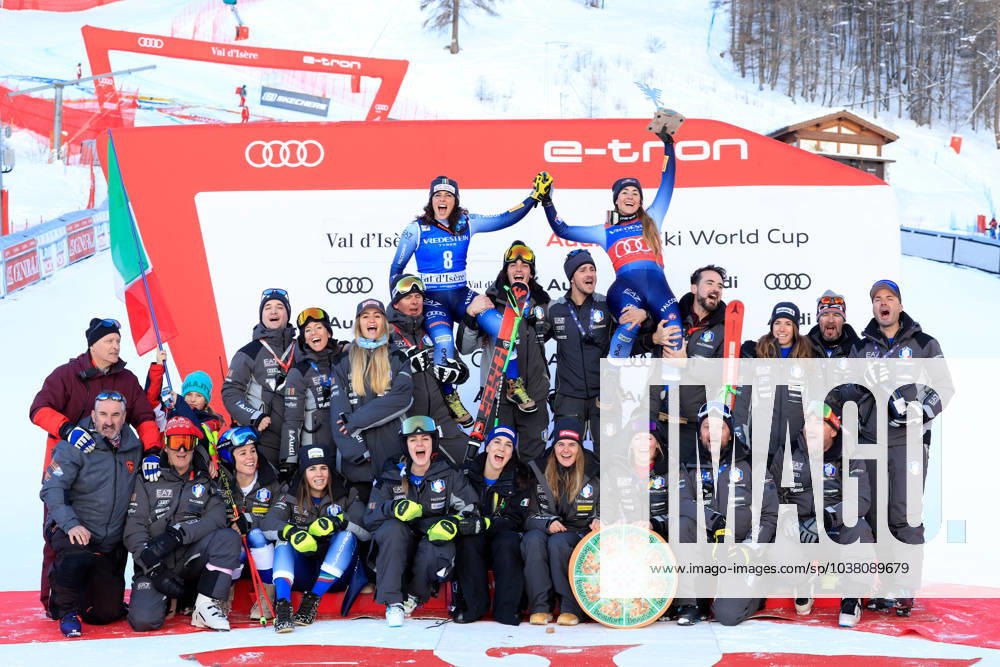 KW50 ALPINE SKIING - FIS WC Val d Isere VAL D ISERE,FRANCE,17.DEC.23 - ALPINE SKIING - FIS World Cup, Super G, ladies. Image shows the rejoicing of Fedreica Brignone and Sofia Goggia (ITA) with team. GEPAxpictures Buehner-Weinrauch