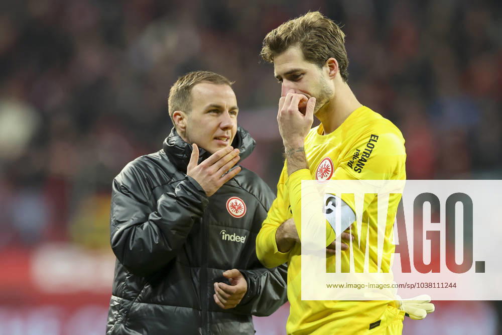 Germany, Leverkusen, 17.12.2023, BayArena, Bayer Leverkusen vs Eintracht Frankfurt - 1. Bundesliga, Mario Goetze (Eintracht Frankfurt) und Torhueter Kevin Trapp (Eintracht Frankfurt) discuss disappointed after the final whistle Leverkusen BayArena Germany