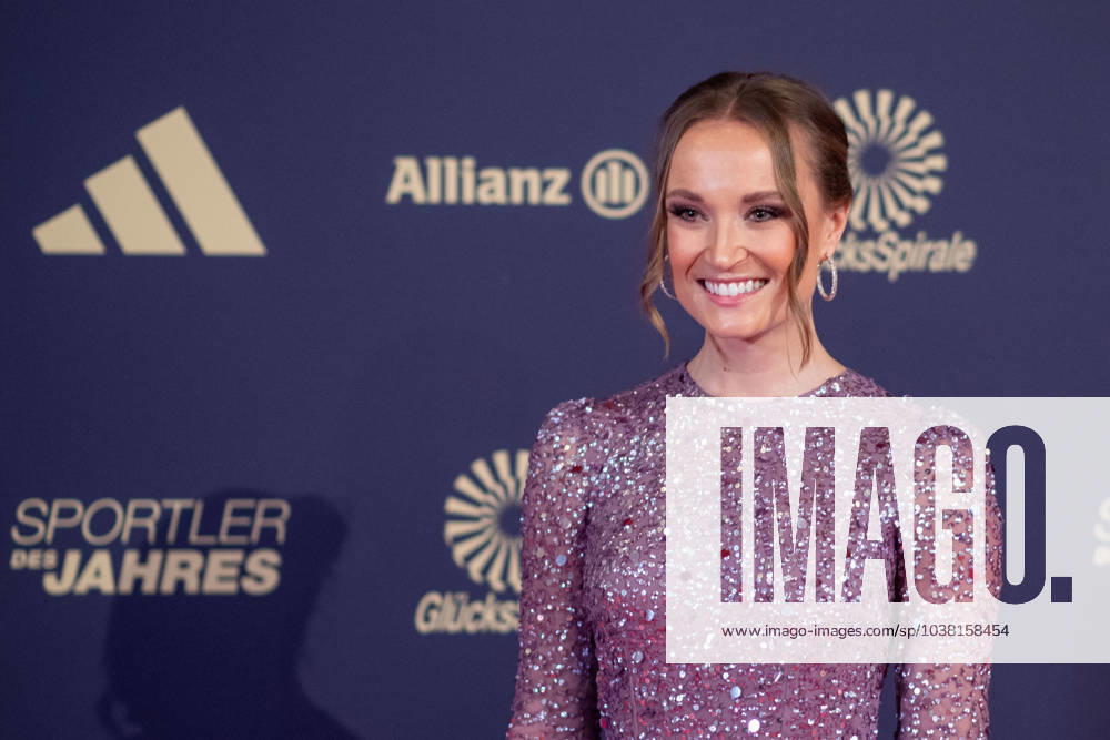 Nele Schenker (Sky TV Moderatorin) auf dem roten Teppich, GER, Sportler des Jahres 2023, Gala im Kurhaus Baden Baden, 17.12.2023 GER, Sportler des Jahres 2023, Gala im Kurhaus Baden Baden, 17.12.2023 Baden Baden