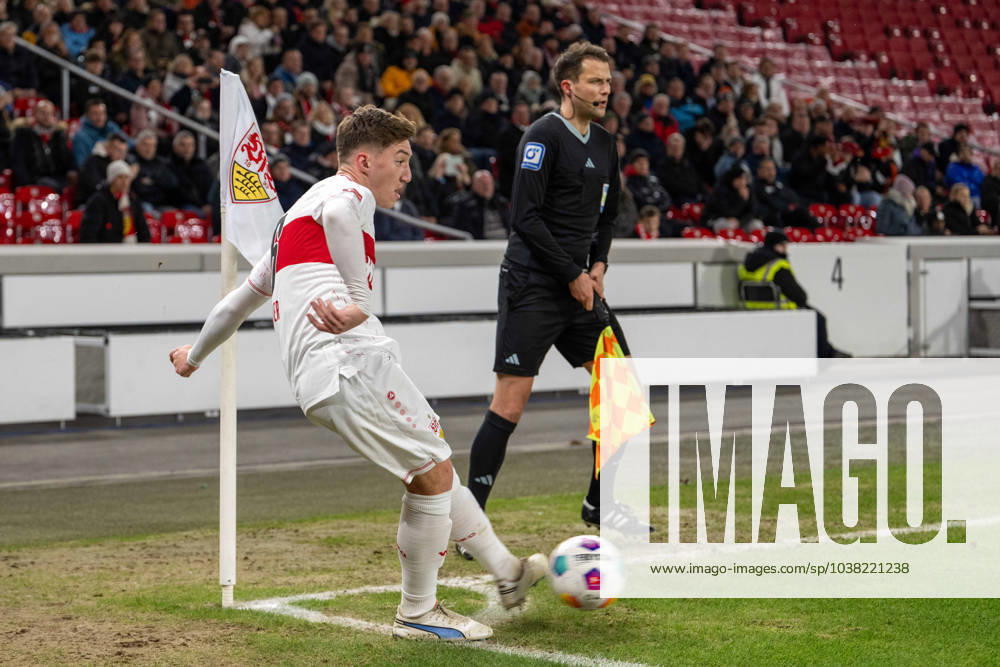 Angelo Stiller (VfB Stuttgart) und Schiedsrichter-Assistent Lasse Koslowski. Deutschland, Stuttgart, 20.12.2023, Fussball, Bundesliga: VfB Stuttgart vs FC Augsburg, Saison 2023 2024, 16. Spieltag, MHP Arena Foto: A2 Bildagentur Peter Hartenfelser DFL DFB REGULATIONS PROHIBIT ANY USE OF PHOTOGRAPHS AS IMAGE SEQUENCES AND OR QUASI-VIDEO.
