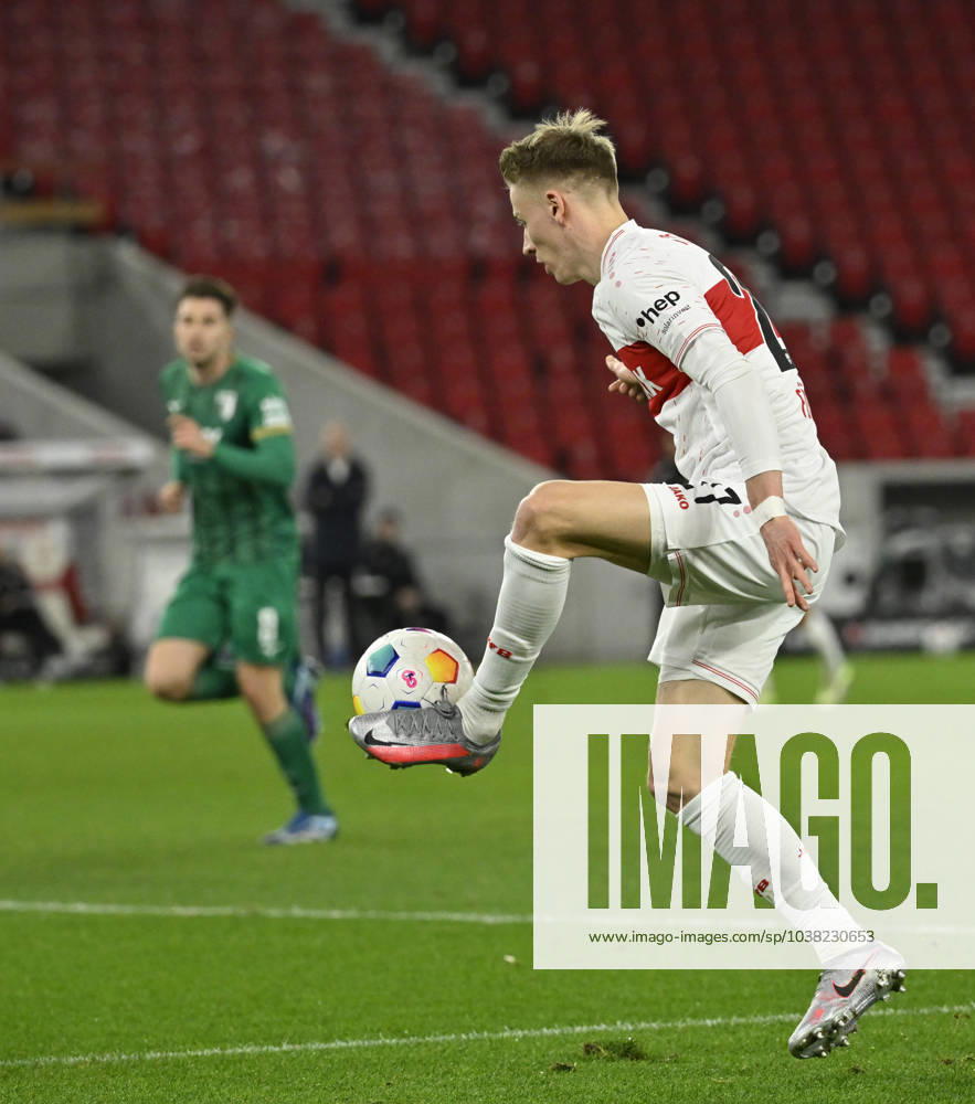 Chris Fuehrich VfB Stuttgart (27) am Ball Aktion VfB Stuttgart vs FC Augsburg FCA 20.12.2023 DFL REGULATIONS PROHIBIT ANY USE OF PHOTOGRAPHS AS IMAGE SEQUENCES AND OR QUASI-VIDEO VfB Stuttgart vs FC Augsburg FCA