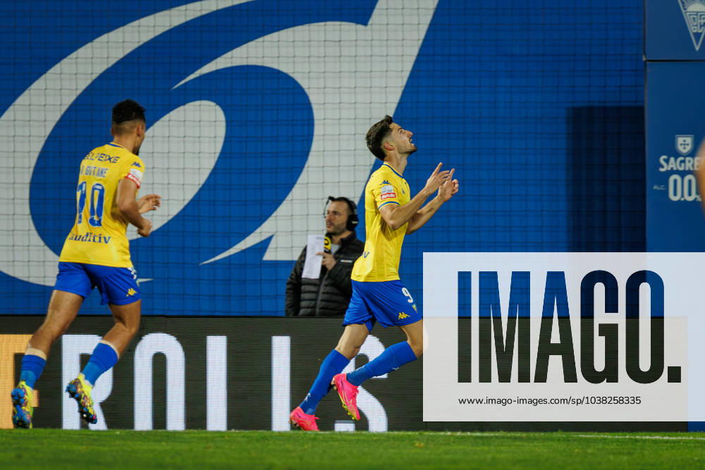 Alejandro Marques celebrates after scoring goal during Liga Portugal 23 24 game between GD Estoril Praia and GD Chaves at Estadio Antonio Coimbra da Mota, Estoril, Lisbon, Portugal. (Maciej Rogowski) Lisbon Estadio Antonio Coimbra da Mota Portugal