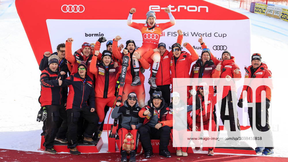KW52 ALPINE SKIING - FIS WC Bormio BORMIO,ITALY,29.DEC.23 - ALPINE SKIING - FIS World Cup, Super G, men. Image shows the rejoicing of Marco Odermatt (SUI) with his team. Keywords: trophy. GEPAxpictures Buehner-Weinrauch