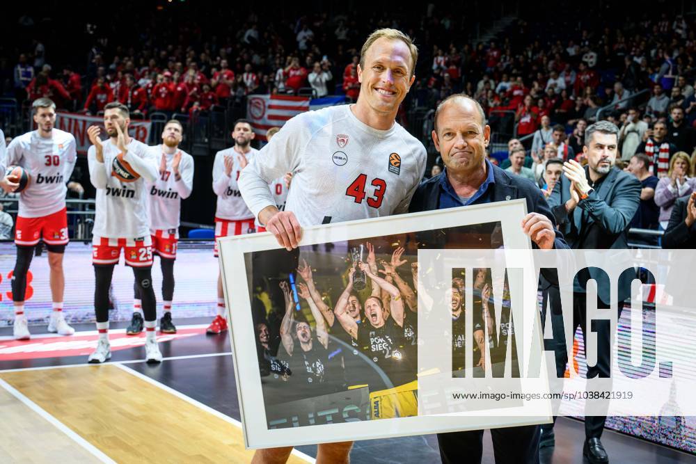 KW52 Basketball Berlin 29.12.2023 Saison 2023 2024 Euroleague Alba Berlin - Olympiakos Piräus Luke Sikma (Piräus, No.43) wird vor dem Spiel geehrt Marko Baldi
