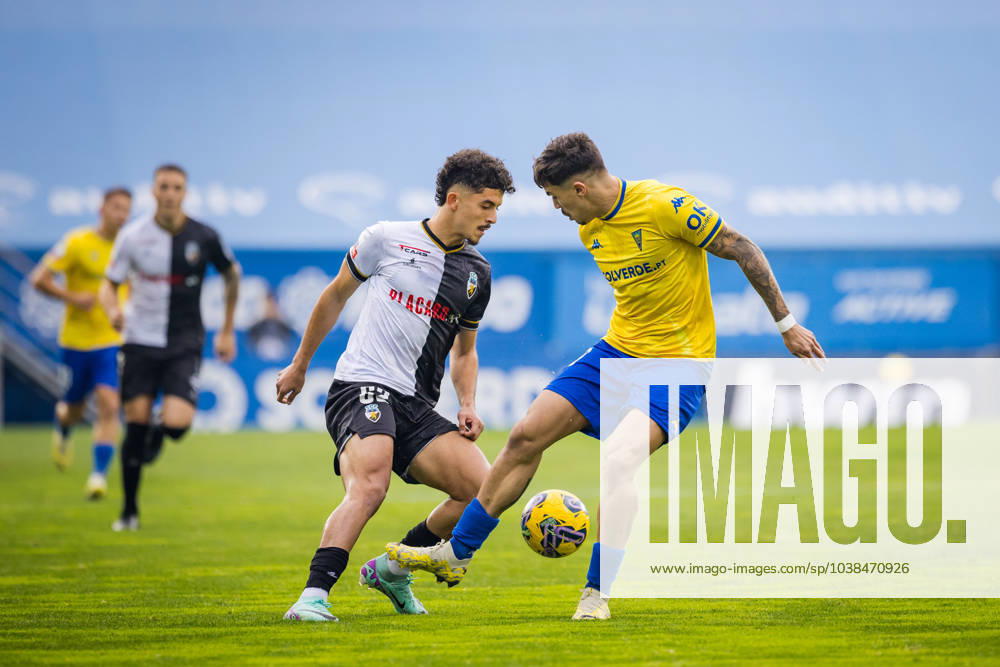 Belloumi of SC Farense (L) and Tiago Araujo of Estoril Praia (R) seen in action during the Liga Portugal Betclic match between Estoril Praia and SC Farense at Estadio Antonio Coimbra da Mota. Final score; Estoril Praia 4 : 0 SC Farense. Lisbon Portugal - ZUMAs197 20231230_aab_s197_103