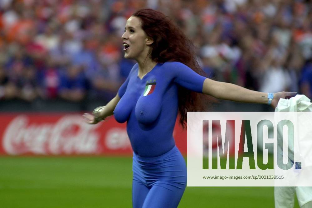 Fußball, EM Finale 2000 in Rotterdam, Frankreich - Italien 2-1 n.V. Ein weiblicher Fußballfan aus Italien als Flitzer ... immerhin mit Körperbemalung Fußball EM Herren Europameisterschaft 2000, Länderspiel, Finale, Endspiel, Nationalmannschaft, Nationalteam Einzelbild weiblich, bemalt, Körperbemalung Rotterdam Anmut, Freude, Begeisterung, Sinnlichkeit,