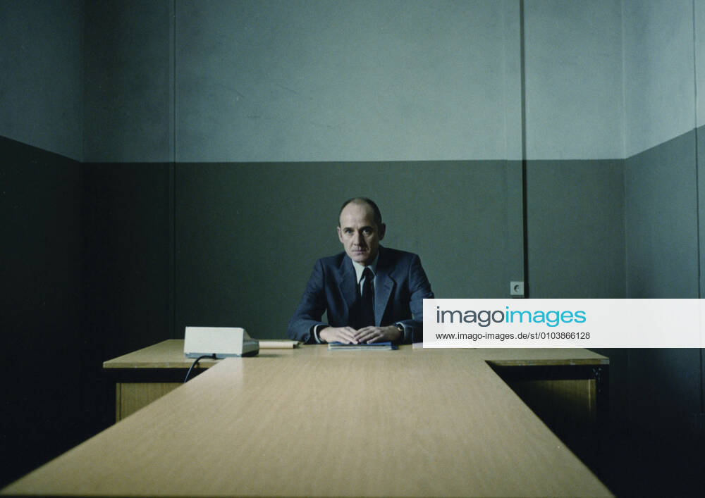DAS LEBEN DER ANDEREN aka THE LIVES OF OTHERS ULRICH MUHE Date: 2006. Strictly editorial use only in conjunction with the promotion of the film. Credit line mandatory. This image is copyright of the film company and is supplied under the terms of issue as film still. No commercial or book cover use permitted without prior consent from the film company. Mandatory credit line: Image courtesy BAYERISCHER RUNDFUNK CREADO FILM WIEDEMANN & BERG FILMPR Ronald Grant Archive Mary Evans
