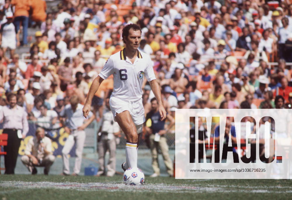 Franz BECKENBAUER ist im Alter von 78 Jahren gestorben! ARCHIVFOTO; Franz BECKENBAUER, Fusballspieler, Cosmos New York, Spielszene, aus dem Spiel Cosmos New York - Fort Lauderdale Strikers, QF. 1977l Â