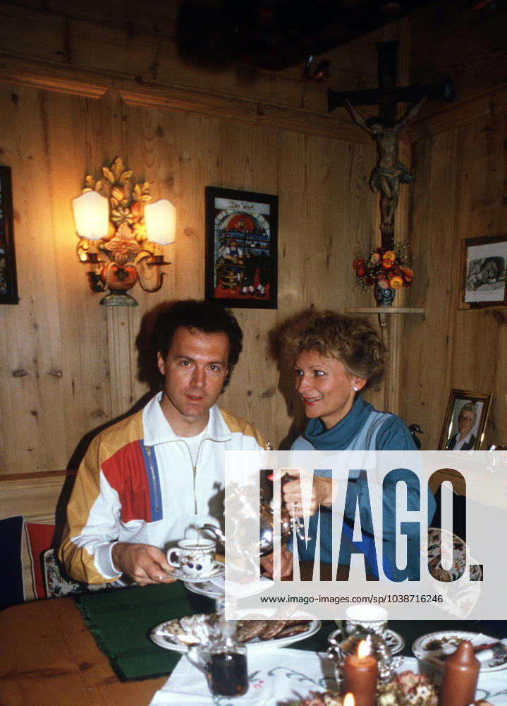 Franz BECKENBAUER ist im Alter von 78 Jahren gestorben! ARCHIVFOTO; Franz BECKENBAUER, Deutschland, Fussball, mit seiner Freundin Diane SANDMANN, privat, in seinem Haus in Kitzbuehel, HF ÂÂ