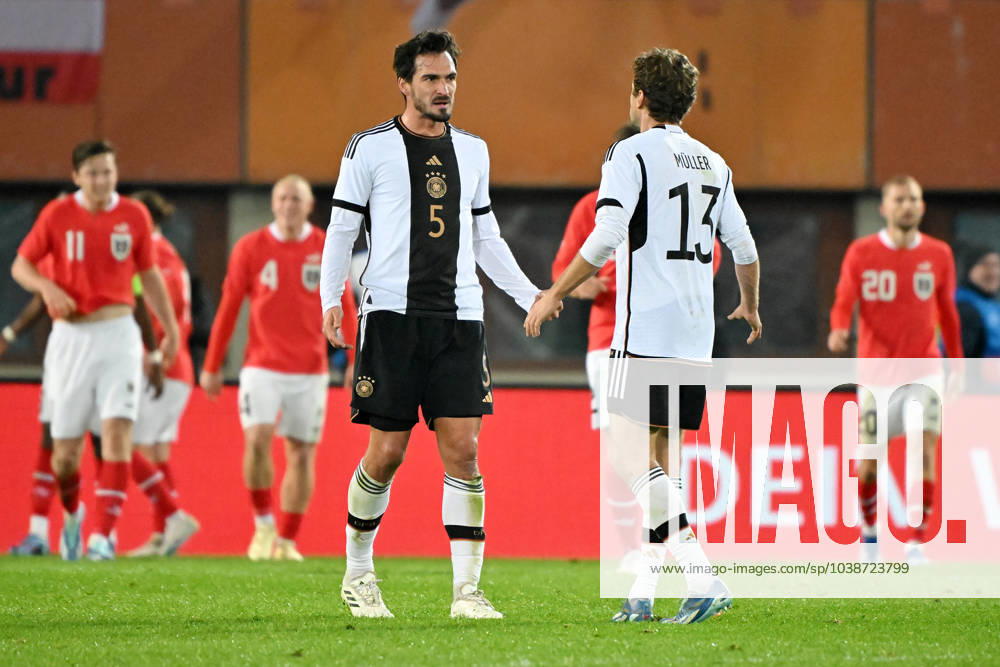Wien, Ernst-Happel-Stadion, 21.11.23, GER, Herren, Laenderspiel, Oesterreich - Deutschland Bild: v.li. Mats HUMMELS (Deutschland) und Thomas MUELLER (Deutschland) Only for editorial use! UEFA regulations prohibit any use of photographs as image sequences and or quasi-video. Wien Oesterreich