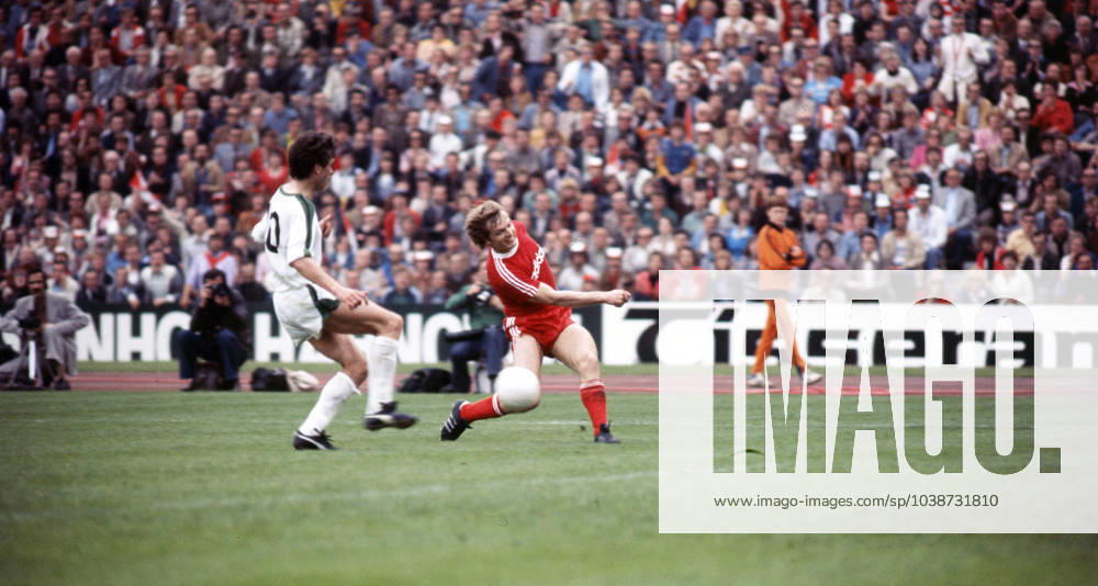 FC Bayern München - Borussia Mönchengladbach Deutschland, München, 21.05.1977, Fussball, Bundesliga, FC Bayern München - Borussia Mönchengladbach (2:2): v.l. Frank Schäffer (Borussia Mönchengladbach), Björn Andersson (FC Bayern München).