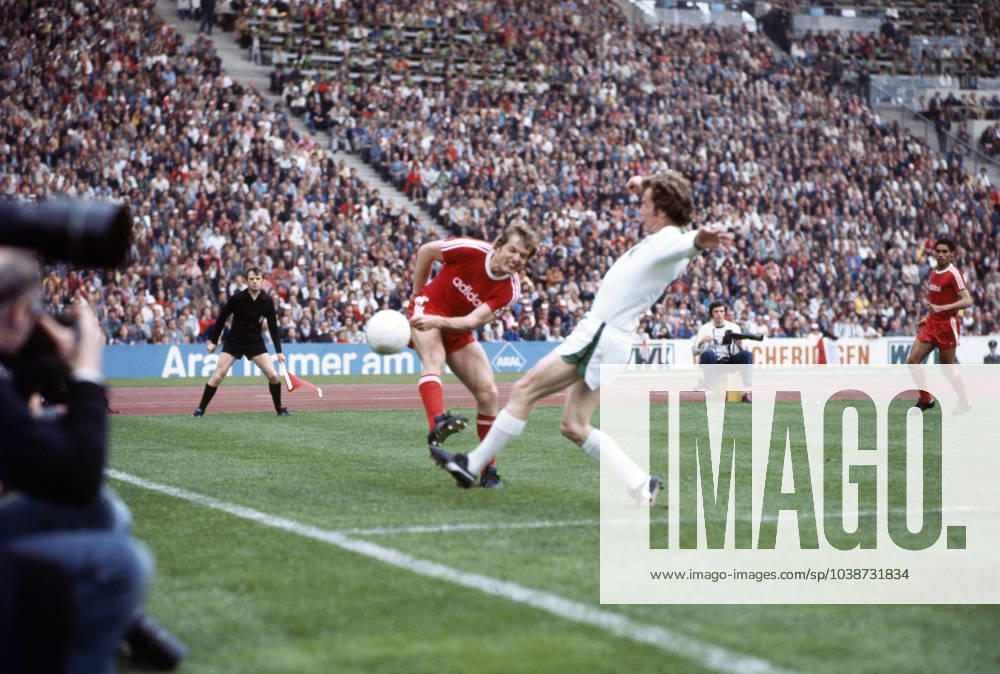 FC Bayern München - Borussia Mönchengladbach Deutschland, München, 21.05.1977, Fussball, Bundesliga, FC Bayern München - Borussia Mönchengladbach (2:2): v.l. Björn Andersson (FC Bayern München), Herbert Wimmer (Borussia Mönchengladbach).