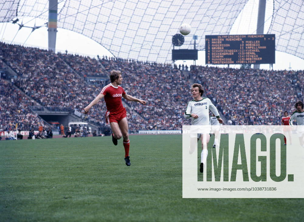 FC Bayern München - Borussia Mönchengladbach Deutschland, München, 21.05.1977, Fussball, Bundesliga, FC Bayern München - Borussia Mönchengladbach (2:2): v.l. Björn Andersson (FC Bayern München), Herbert Wimmer (Borussia Mönchengladbach).