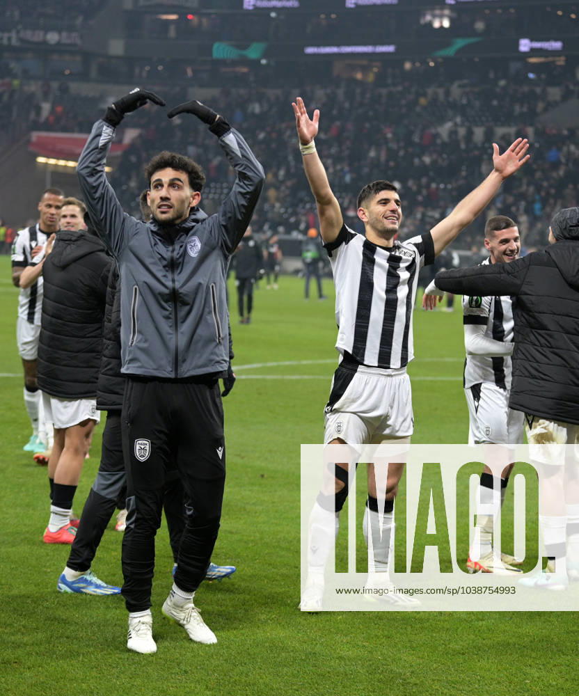 PAOK Rafa Soares jubelt mit dem Team nach dem Sieg fotografiert beim Fußball Conference League Spiel Eintracht Frankfurt gegen den PAOK Saloniki am 30.11. .2023 in Frankfurt.