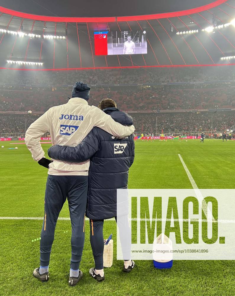 Fussball 1. Bundesliga 2023 2024, 17.Spieltag, FC Bayern München - TSG Hoffenheim, in der Allianz-Arena München. Oben wird ein Film über Franz Beckenbauer gezeigt , das schauen sich die zwei Hoffenheimer genau an,