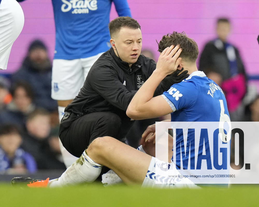 Premier League Everton v Aston Villa James Tarkowski of Everton receives treatment after a knock to his head during the Premier League match Everton vs Aston Villa at Goodison Park, Liverpool, United Kingdom, 14th January 2024 (Photo by Steve Flynn News Images) Liverpool Goodison Park Merseyside United Kingdom