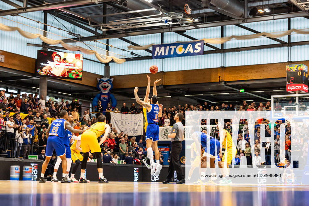 EasyCredit Basketball Bundesliga, Syntainics MBC - Tigers Tübingen 14.01.2023, easyCredit Basketball Bundesliga, BBL, Saison 2023 2024, Herren, Syntainics MBC - Tigers Tübingen, Tip off, Martin Breunig (Syntainics MBC, No 8), Christoph Philipps (Tigers Tübingen, No13)