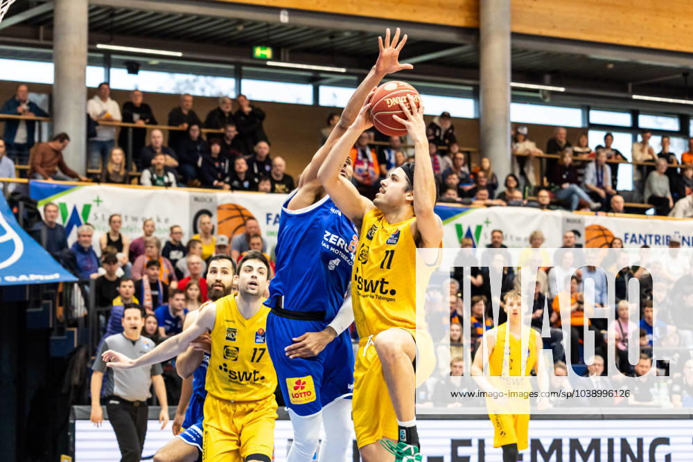 EasyCredit Basketball Bundesliga, Syntainics MBC - Tigers Tübingen 14.01.2023, easyCredit Basketball Bundesliga, BBL, Saison 2023 2024, Herren, Syntainics MBC - Tigers Tübingen, Erol Ersek (Tigers Tübingen, No11), Chris-Ebou Ndow (Syntainics MBC, No 25)