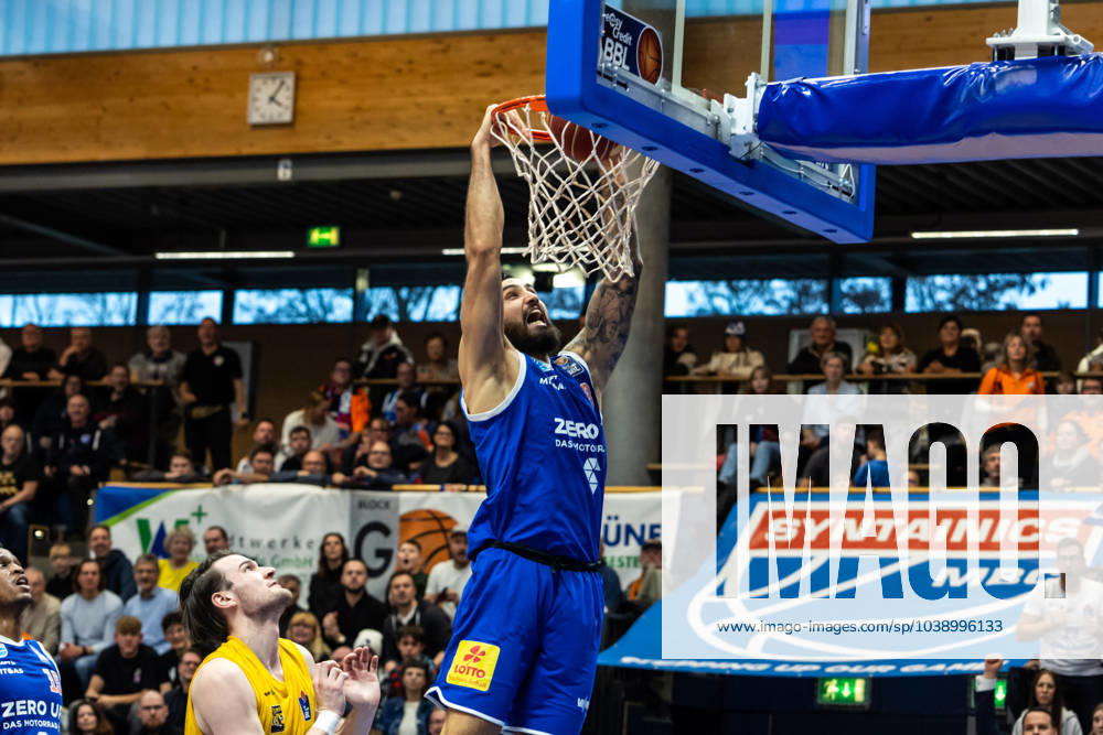EasyCredit Basketball Bundesliga, Syntainics MBC - Tigers Tübingen 14.01.2023, easyCredit Basketball Bundesliga, BBL, Saison 2023 2024, Herren, Syntainics MBC - Tigers Tübingen, Martin Breunig (Syntainics MBC, No 8) mit einem Dunk