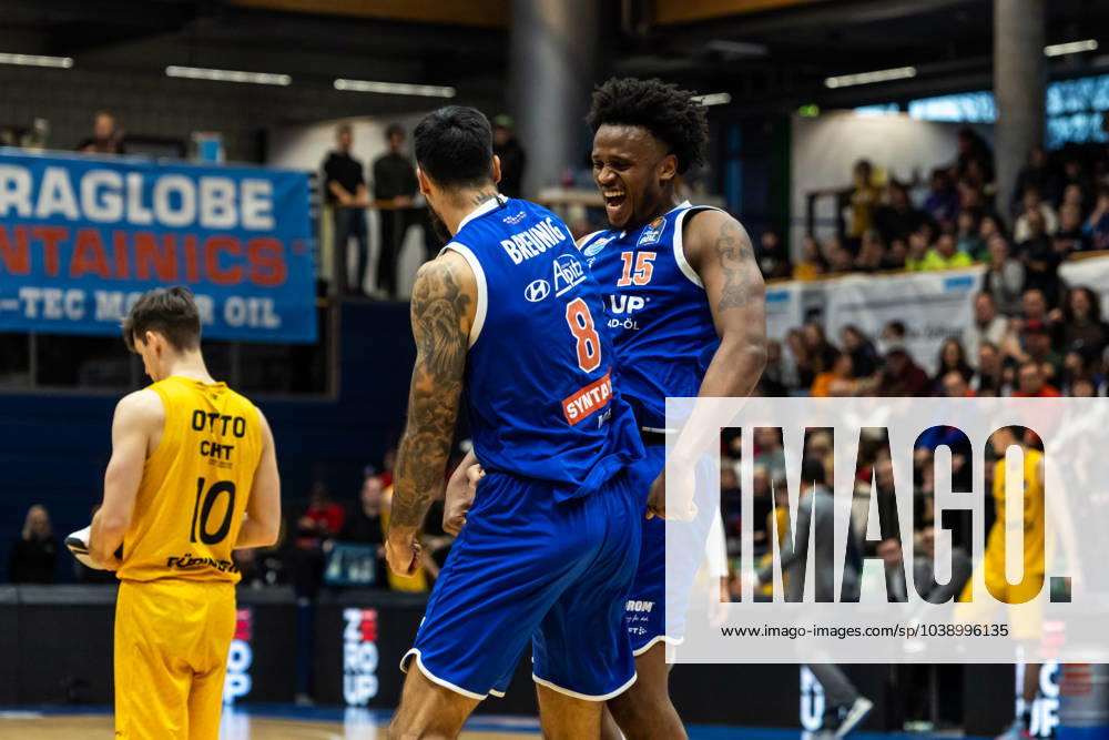 EasyCredit Basketball Bundesliga, Syntainics MBC - Tigers Tübingen 14.01.2023, easyCredit Basketball Bundesliga, BBL, Saison 2023 2024, Herren, Syntainics MBC - Tigers Tübingen, Martin Breunig (Syntainics MBC, No 8), Stephon Jelks (Syntainics MBC, No 15) jubeln